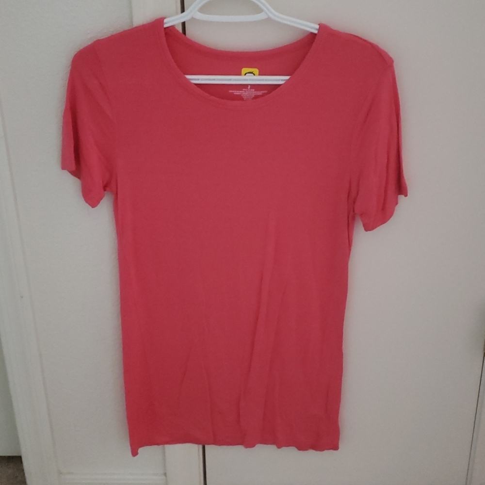 Small pink wonderwink soft tee